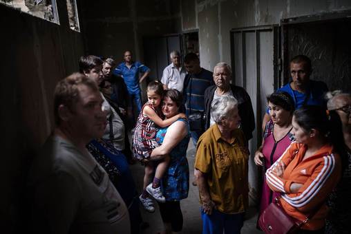 مردم جنگ زده لوهانسک در شرقی‌ترین نقطه اوکراین، مضطرب و ترسان از آسیب جنگ میان شورشیان و ارتش به پناهگاه رفته و منتظر پایان وضعیت قرمز میباشند./ AFP - Getty Images