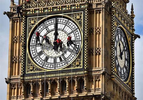 افرادی که برای نظافت ساعت بیگ بن در مرکز لندن به بالای برج رفته بودند، در حال بازگشت دیده می شوند. نظافت این ساعت مشهور در پایتخت بریتانیا یک هفته به طول انجامید. بیگ بن به بزرگترین ساعت جهان شهرت دارد که در بالای برج الیزابت نصب است./AFP