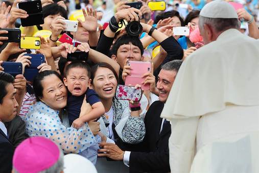 سفر پاپ به کره جنوبی و استقبال کم نظیر شهروندان کره ای از وی./Getty Images