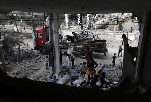 خانواده فلسطینی پس از برقراری آتش بس مقاومت فلسطین با رژیم صهیونیستی به منزل سابقش در بیت حانون برگشته اند و با ویرانه های عظیم مواجه شدند./AFP 