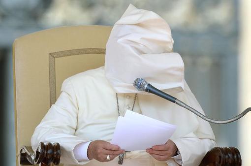 چهره پوشانده شده ی پاپ فرانسیس بوسیله باد هنگام سخنرانی در میان طرفدارانش درسنت پیتر در رم./AFP 