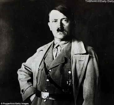 عکس پرتره هیتلر و تبلیغاتی از آلمان نازی در سال۱۹۳۰