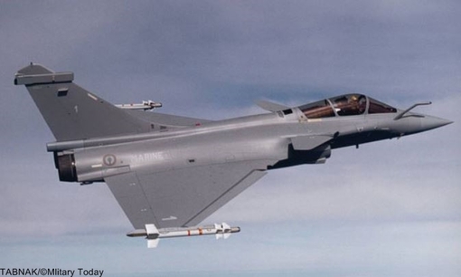 Nr.4 Dassault Rafale (France).داسو رافال (به فرانسوی: Dassault Rafale) هواپیمای جنگنده دوموتورهٔ چندمنظورهٔ فرانسوی است که توسط شرکت هوانوردی داسو طراحی شده و ساخته می‌شود. داسو این هواپیما را جنگنده‌ای همه‌منظوره با قابلیت پنهان‌کاری نسبی توصیف کرده که قادر است همزمان وظایفی همچون برتری هوایی، بمباران اهداف زمینی، شناسایی و مأموریت‌های بازدارندگی اتمی را ایفا کند.بهای هر فروند بیش از 70 میلیون دلار