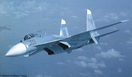 Nr.5 Sukhoi Su-27 (Russia).سوخو سو–۲۷ (به روسی: Сухой Су-۲۷) جت جنگنده دوموتوره سنگین و دوربرد برتری هوایی است که در دوران اتحاد جماهیر شوروی توسط دفتر طراحی سوخو طراحی و ساخته شده‌است. این جنگنده در سازمان ناتو با نام «فلانکر» شناخته می‌شود.این جنگنده، در اصل برای ایجاد توان مقابلهٔ نیروی هوایی اتحاد شوروی در برابر نسل جدید جنگنده‌های آمریکایی به خصوص اف-۱۵ ساخته شد.
سوخوی۲۷ دارای برد پروازی استثنایی، قابلیت حمل مهمات بالا و چابکی فوق العاده‌است. جنگندهٔ سوخوی۲۷ اغلب در نقش «ماموریت‌های برتری هوایی» به کار گرفته می‌شود، اما قادر است در اغلب ماموریت‌های رزمی دیگر نیز شرکت کند.جنگندهٔ سوخوی۲۷، حاصل یک مناقصهٔ انجام شده جهت تولید جنگنده بین شرکت‌های میکویان گورویچ و سوخو در دهه ۱۹۷۰ و ماحاصل این مناقصه، منجر به تولید سوخوی ۲۷ و میگ ۲۹ شده‌است که ظاهری شبیه به هم دارند.قیمت هر فروند ۳۵ میلیون دلار