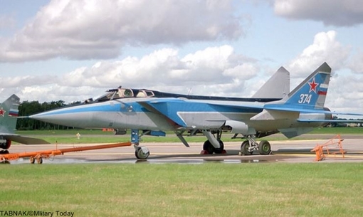Nr.7 Mikoyan MiG-31 (Russia).میگ-31 (به روسی: МиГ-31) (نام ناتو: فاکس‌هاوند Foxhound)، یک هواپیمای رهگیر مافوق صوت است که توسط شرکت میکویان در شوروی به عنوان جایگزین جنگنده میگ-25 فاکسبَت ساخته شد. دفتر طراحی میکویان این جنگنده را بر اساس میگ-25 طراحی کرده‌است. میگ-31 اولین پرواز خود را در سال 1975 انجام داد و از سال 1982 وارد خدمت فعال نظامی در ارتش شوروی شد و تا زمان فروپاشی شوروی، پیشرفته‌ترین هواپیمای رهگیر این کشور بود.میگ 31 تواناترین هواپیمای رهگیر دفاع هوایی روس‌هاست که قابلیت درگیری هم‌زمان با چندین هدف را دارد. رادار نیرومند زاسلون اس‌بی‌آی-16 مهمترین عامل تاثیرگذاری میگ-31 است که در زمان خود قوی‌ترین رادار جنگنده دنیا محسوب می‌شد. موتور جدید سولویف دی-30اف6 هم موجب شده بود تا برد عملیاتی و پارامترهای پروازی اصلی این هواپیما در مقایسه با میگ-25 ارتقا پیدا کند. بدنه و بال‌های آن هم از میگ-25 قوی‌تر بود و توانایی پرواز مافوق صوت در ارتفاع پایین را داشت.بهای هر فروند57 الی60 میلیون دلار