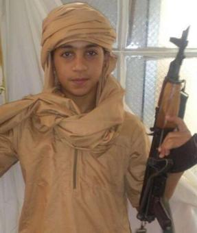 یونس عبعود (Younes Abaaoud) جوان‌ترین عضو اروپایی داعش، نوجوان اهل بروکسل است که والدینش با ریشه‌های مراکشی بیش از ۴۰ سال در بلژیک هستند. او در آخرین عکس توییتری‌اش تنها با ۱۴ سال یک کلاشینکف به دست دارد.