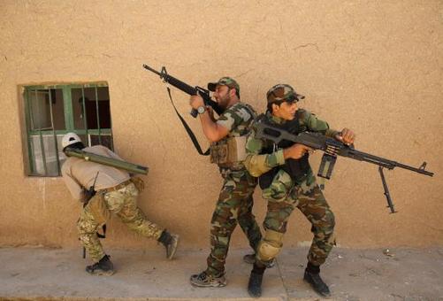 سپاه شیعه مهدی در کنار سربازان ارتش عراق در نزدیکی تکریت در حال تجسس ./Reuters
