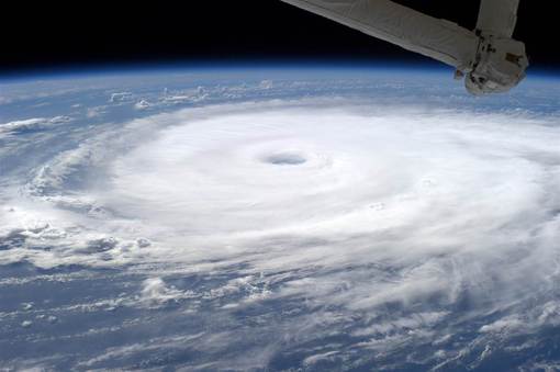 الکساندر گرست فضانورد آلمانی از ایستگاه فضایی بین‌المللی از توفان ادوارد که برفراز اقیانوس اطلس گسترده شده‌است، عکسی خیره‌کننده به ثبت رسانده‌است. براساس گزارش NBC، توفان ادواردو از سال ۲۰۱۲ و از زمان وقوع توفان سندی تا کنون، به اصلیترین و بزرگ‌ترین توفان اقیانوس اطلس تبدیل شده‌است، اگرچه برای آمریکا خطری به دنبال نخواهد‌داشت. توفان سندی در سال ۲۰۱۲ به وقوع پیوست و جان ۲۸۶ نفر را در هفت کشور گرفته و ۶۸ میلیارد دلار خسارت وارد آورد./ALEXANDER GERST VIA TWITTER