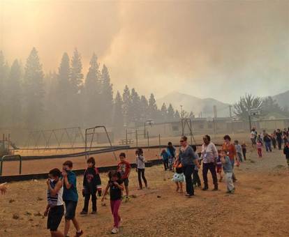 آتش سوزی وسیع در کالیفرنیا و تخلیه یک مدرسه به دلیل ایجاد مشکلات تنفسی برای دانش آموزان و کادر مدرسه./ MERCEDES CASTILLO