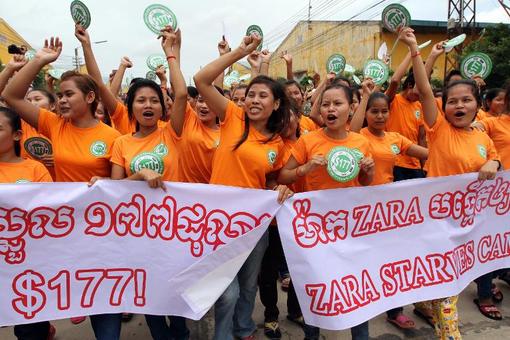 تظاهرات کارگران صنعت پوشاک در کامبوج به دلیل سطح پایین دستمزد در پنوم پن./AFP 