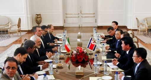 ری سو یونگ و محمدجواد ظریف وزرای امور خارجه کره شمالی و ایران روز یکشنبه با یکدیگر دیدار و گفت و گو کردند ./IRNA 