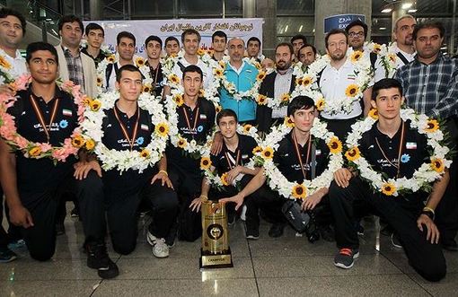 مراسم استقبال تیم ملی والیبال نوجوانان ایران بامداد روز دوشنبه با حضور مسئولان فدراسیون در فرودگاه امام خمینی (ره) برگزار شد./FNA 