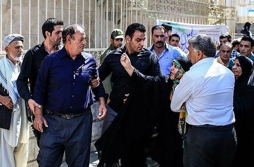 در حاشیه دادگاه محاکمه ضارب شهید علی خلیلی.آخرین جلسه دادگاه رسیدگی به پرونده شهید امر به معروف و نهی از منکر علی خلیلی صبح روز دوشنبه در دادگاه کیفری تهران برگزارشد./FNA 