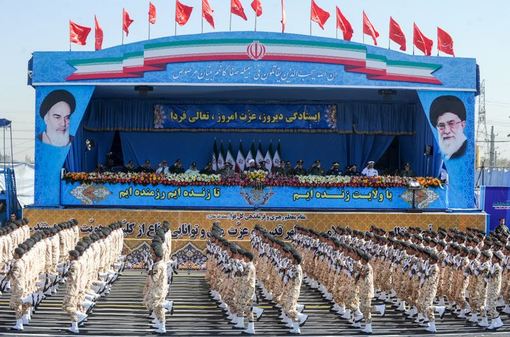 مراسم رژه نیروهای مسلح ، به مناسبت گرامیداشت هفته دفاع مقدس روز (دوشنبه) با حضور حجت الاسلام حسن روحانی رییس جمهوری برگزار شد./ISNA 