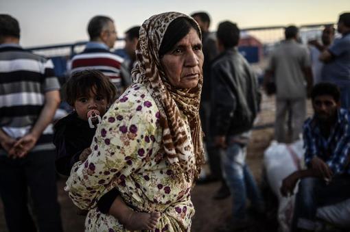 کردهای آواره سوری همچنان در مرز ترکیه به انتظار بازگشایی مرز و ورود به کشور ترکیه میباشند./AFP
