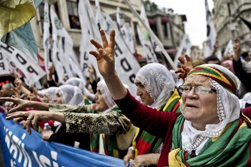 تظاهرات کردها در میدان استقلال استانبول در اعتراض به رفتار دولت ترکیه با پناهندگا کرد سوری./AFP
