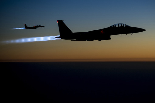 جنگنده‌های اف ۱۵ ارتش آمریکا بر فراز شمال عراق به سمت اهداف از پیش مشخص شده تکفیریهای داعش در سوریه صبح روز جمعه. /Reuters