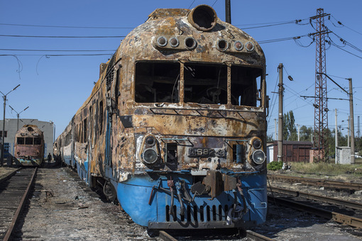 قطارهای نابود شده در ایستگاه قطاری در شرق اوکراین(شهر Ilovaysk) که روزگاری نه چندان دور، مردم اوکراین را جابجا می کرد و در طی این چند ماه اخیر کاملاً منهدم شده است./Reuter