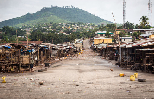 پلیس محلی در سیرالئون و مقامات بهداشتی بین المللی، از مردم خواسته اند سه روز از خانه خارج نشوند تا مأموران بتوانند آمار و اطلاعات دقیقی از مبتلایان به ویروس ابولا به دست آورده تا بعد از شناسایی سریعاً به کنترل همه جانبه این ویروس مرگبار همت گمارند. در تصویر بازار محلی فریتأون را در وضعیت تعطیل مشاهده می کنید./AP