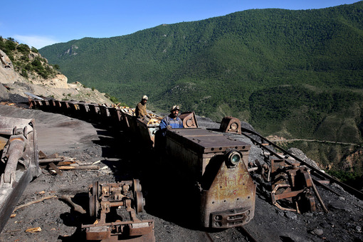 تصویر جالب از ابراهیم نوروزی، عکاس آسوشیتدپرس در ایران از کارکنان سختکوش معدن ذغال سنگ در دامنه های زیبای کوههای مازندران(منطقه زیرآب یکی از چهار شهر شهرستان سواد کوه)/AP