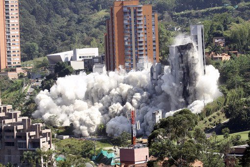 انفجار و تخریب آنی و کنترل شده یک ساختمان بلند مرتبه در کلمبیا.این ساختمان ظاهراً سال گذشته بر اثر ریزش موجب مرگ یازده نفر شده بود./Reuters
