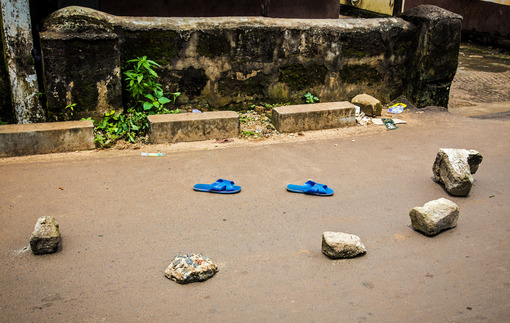 مرگ و میر مردم بر اثر ابتلا به ابولا در گوشه و کنار شهر و روستاهای سیرالئون. اینبار دمپایی های مقتول اهل فریتاون در محاصره سنگها دیده می شود که توسط مامورین علامت گذاری شده تا کسی در آن محدوده تردد نکند./AP