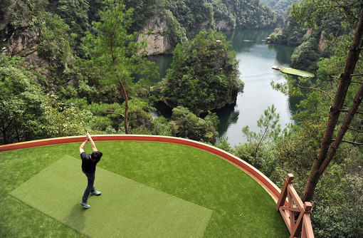 مسابقه ۱۰۰۰۰۰۰ دلاری پرتاب توپ گلف از بلندی به سمت گودال در کنار دریاچه‌ای فوق العاده زیبای استان هونان چین. /Reuters