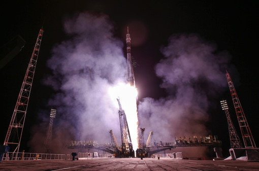 فضاپیمای «سایوز» روسیه حامل یک فضانورد سازمان فضایی امریکا (ناسا) و دو کیهان نورد روسی از جمله نخستین فضانورد زن این کشور در طول ۱۷ سال گذشته، جمعه طبق برنامه به فضا پرتاب شد. مرکز کنترل مأموریت‌های فضایی روسیه اعلام کرد فضاپیمای سایوز TMA۱۴M ساعت ۱۲/۲۵ بامداد به وقت مسکو (۲۰/۲۵ پنجشنبه به وقت گرینویچ)، از پایگاه بایکانور روسیه در قزاقستان به فضا پرتاب شد و اکنون در راه حرکت به سمت ایستگاه فضایی بین المللی است تا به آن ملحق شود./Reuters