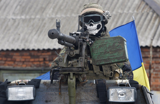 سرباز ماسک دار ارتش اوکراین سوار بر خودروی زرهی در حومه شرقی شهر  دبالتسیو در منطقه دونتسک./AFP