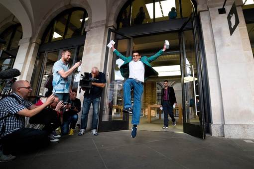 خوشحالی یک خریدار گوشی موبایل اپل۶ در فروشگاهی در لندن پس از آغاز عرضه این گوشی به مشتریان از سوی شرکت اپل. /Ben A. Pruchnie / Getty Images
