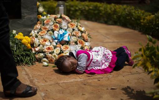 دخترک در کنار مزار پدرش در مراسم سالگرد کشته شدگان واقعه تروریستی نایروبی در کنیا که تعدادی از مردم در فروشگاهی محاصره و توسط نیروهای وابسته به القاعده کشته شدند./AP
