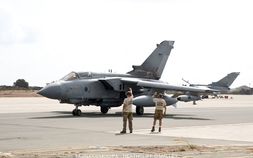 ابتدا در مردادماه وزیران و فرماندهان ارشد ارتش انگلیس استفاده از جت های تورنادو نیروی هوایی این کشور برای کمک به عملیات امدادرسانی را مورد توجه قرار دادند.