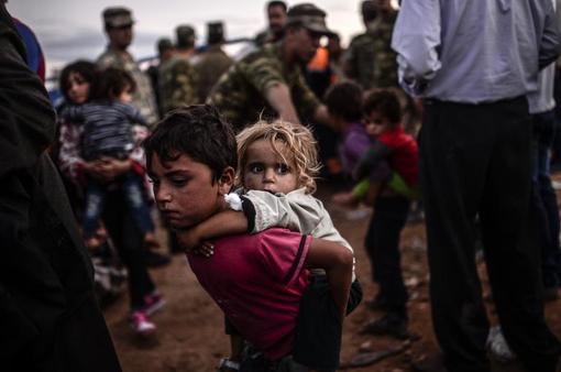 ورود پناهندگان کرد سوری به داخل خاک ترکیه./AFP 
