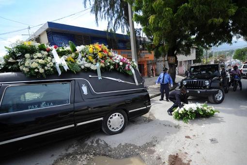 مراسم تشییع جنازه رئیس جمهور سابق هائیتی برگزار شد. ژان کلود دوالیر بر اثر حمله قلبی روز شنبه در ۶۳ سالگی درگذشت. وی در سال ۱۹۷۱ میلادی به قدرت رسید و پانزده سال بعد در پی اعتراض های مردم هائیتی به تبعید رفت. دوالیر به جنایت علیه بشریت و سوءاستفاده از قدرت ارتش متهم بود./AFP 