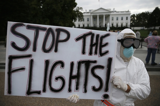 در مقابل کاخ سفید، معترضی به نام جف هالبرت که از آناپولیس از ایالت مریلند آمده، پلاکاردی را در دست دارد که روی آن نوشته شده «پروازها را متوقف کنید». او خواستار ممنوعیت سفر به کشورهای درگیر با ابولا، برای جلوگیری از گسترش این ویروس است./Reuters 