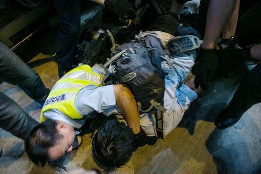 هنگ کنگ برای سومین شب پی در پی شاهد درگیری های خشونت آمیز بین پلیس و معترضان به دولت بود. معترضان اردوگاهی را اشغال کردند که روز جمعه پلیس آن را تخلیه و پاکسازی کرده بود.آنها خواستار برگزاری انتخاباتی آزادواستعفای لونگ چون-یینگ رئیس این جزیره هستند ./Getty Images Contributor 