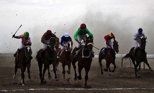 هفته نخست کورس پائیزه رقابت‌های اسب دوانی قهرمانی کشور، در هفت دور با حضور ۵۴ راس اسب در مجموعه سوارکاری شهرستان آق قلا استان گلستان برگزار شد./IRNA 