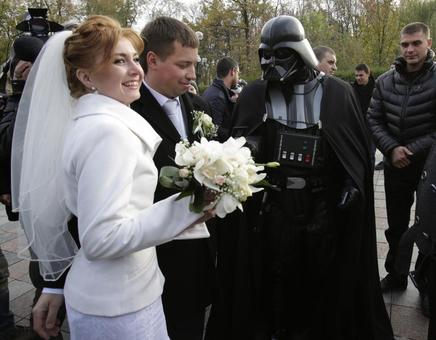 ازدواج یک زوج در کی یف همراه با حضور نامداران عرصه اجتمایی اوکراین در اعتراضات اخیر./AFP 