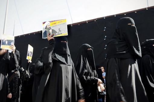 شیعیان عربستانی نسبت به حکم دادگاه وهابیت مبنی بر اعدام شخصیت مذهبی و محبوبشان (شیخ نمر) دست به تظاهرات زدند./AFP

