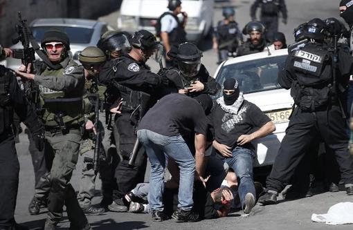 حمله وحشیانه پلیس رزیم صهیونیستی به فلسطینیان معترض در شرق بیت المقدس./AFP
