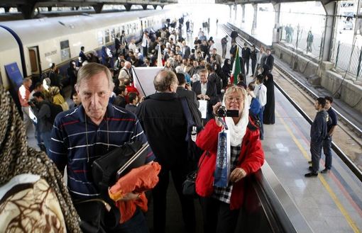 عقاب طلایی، دومین قطار بین المللی گردشگری اروپایی با ۹۶ مسافر از ۱۴ ملیت از بوداپست مجارستان صبح روز دوشنبه بعد از گذشتن از چند شهر وارد راه آهن تهران شد./IRNA<br /> 
