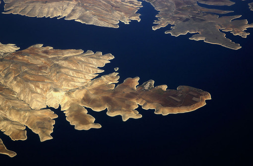 شهر سوسوز، در ساحل شمالی دریاچه سد آتاتورک ترکیه، از پنجره یک هواپیمای مسافربری دیده می شود. (Reuters)
