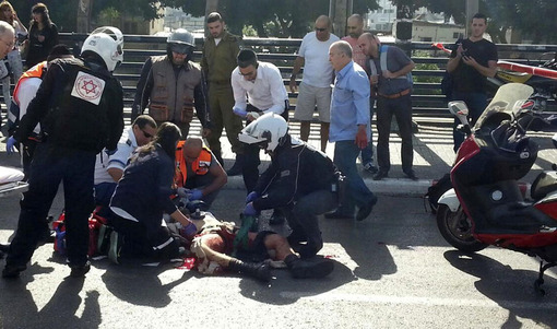 یک سرباز صهیونیست روز دوشنبه در یکی از ایستگاه‌های مترو‌ تل آویو، هدف حمله با چاقو قرار گرفت و به شدت زخمی شد. پلیس صهیونیستی یک مظنون فلسطینی را بازداشت کرده است. (AP)

