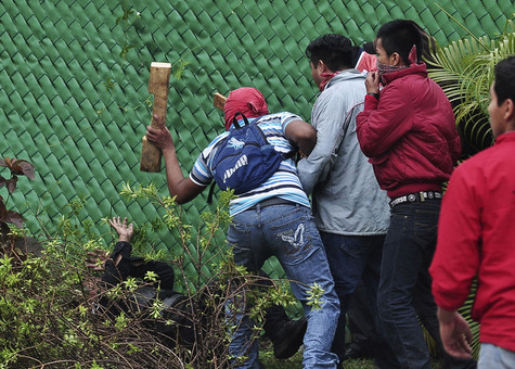 روز دوشنبه در شهر آکاپولکوی مکزیک تظاهراتی که توسط خانواده و همکلاسان دانش آموزان ربوده شده در این کشور برنامه ریزی شده بود، با درگیری پلیس و معترضان به خشونت کشیده شد. معترضان به ربوده ‌و کشته شدن احتمالی این ۴۳ دانش آموز، به مدت چند ساعت دسترسی‌ها به فرودگاه بین المللی آکاپولکو را مسدود کردند. آکاپولکو شهری تفریحی واقع در در جنوب مکزیک است. طبق اعلام مقامات مکزیک، مسئولیت این آدم ربایی به گردن مقامات محلی، نیروهای فاسد پلیس، خلافکاران مسلح و یک گروه جرایم مواد مخدر بومی است. /Reuters