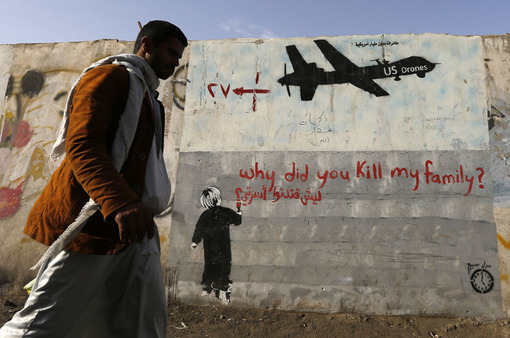 طرح گرافیکی در صنعا پایتخت یمن در اعتراض به کشته شدن شهروندان به دست هواپیماهای بدون سرنشین آمریکا./Reuters
