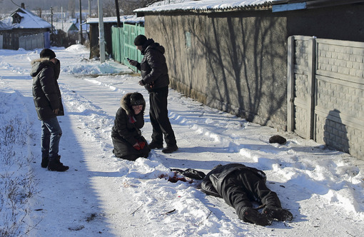 مرگ تلخ یک مرد در مقابل دیدگان پسر و همسرش  در دونتسک اوکراین بر اثر بمباران مواضع مخالفان در این منطقه ./REUTERS
