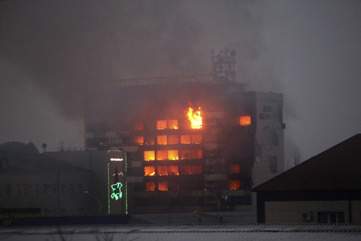 نمای سوخته ساختمان خانه مطبوعات در شهر گروزنی، پایتخت جمهوری چچن دیده می شود. در جریان درگیری های مسلحانه چهارشنبه شب در این ساختمان دست کم ۶ مرد مسلح و ۳ افسر پلیس کشته شدند./AP
