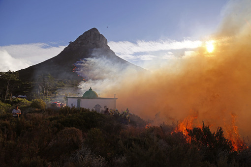 تصویری از یک آتش سوزی کنار مسجدی در حوالی کیپ تاون(آفریقای جنوبی) که بوسیله وزش باد در حال گسترش میباشد./AP
