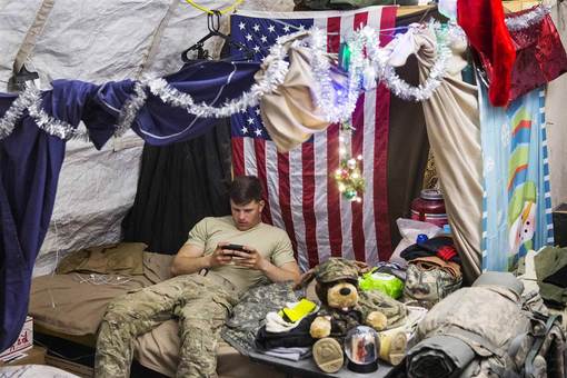 یک سرباز پیاده نظام ایالات متحده در ولایت لغمان افغانستان در شب ولاد حضرت مسیح در کمپ سربازان./ Reuters
