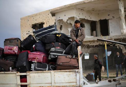 فلسطینی ها برای اجازه ورود به مصر در نزدیکی  رفح در نوار غزه به انتظار نشسته اند./AFP
